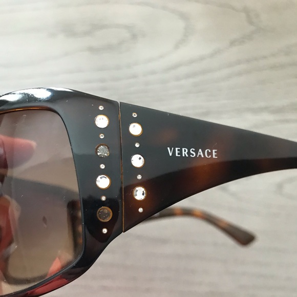 Authentic Versace Sunglasses Model 4085B - Picture 6 of 8